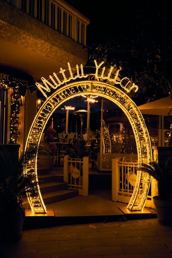 L'arche décorative de Noël estivale : une tendance événementielle en plein essor